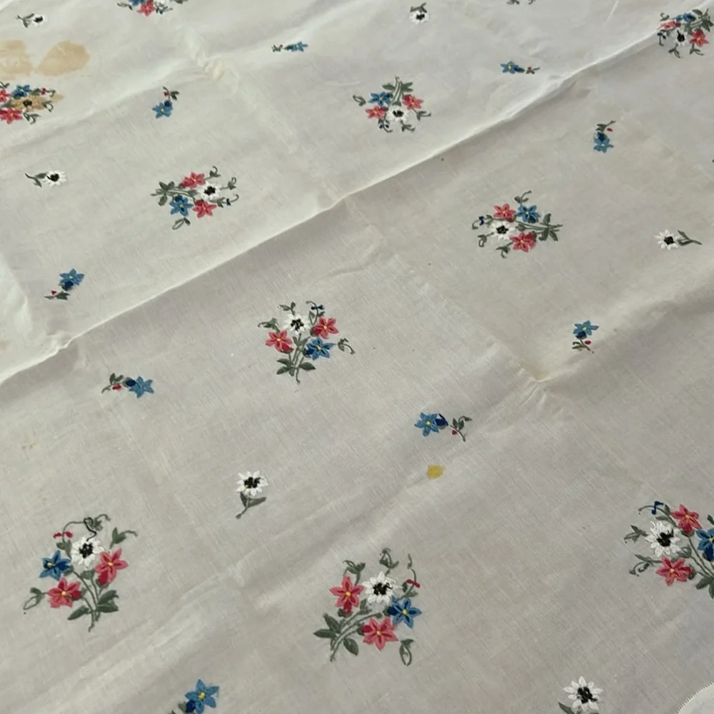 Beautifully embroidered tablecloth made in Switzerland with 4 napkins